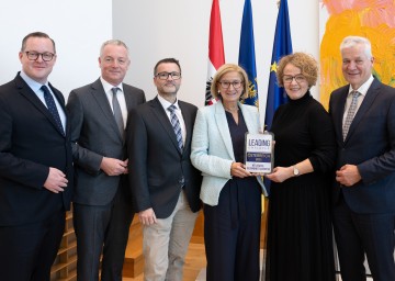 (v.l.n.r.) Rupert Schreiner (NÖ LGA Leitung Personal und Organisation), Gerhard Dafert (NÖ LGA Vorstand), Gottfried Feiertag (Vorsitzender des Zentralbetriebsrats), Landeshauptfrau Johanna Mikl-Leitner, Landesrätin Christiane Teschl-Hofmeister und Landesrat Anton Kasser.