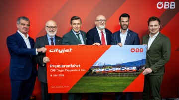Bei der Pressekonferenz zur Premierenfahrt des neuen ÖBB Cityjet Doppelstockzuges (v.l.n.r.): Peter Spuhler (Verwaltungsratspräsident von Stadler Rail), Omar Al-Rawi (Abgeordneter zum Landtag Wien), Minister Peter Hanke, ÖBB CEO Andreas Matthä, LH-Stellvertreter Udo Landesrat und Florian Krumböck (Abgeordneter zum NÖ Landtag).