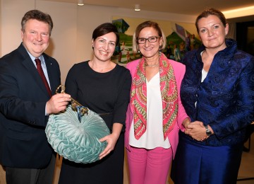 Symbolische Schlüsselübergabe im Studierendenwohnheim Niederösterreich 1 der ÖJAB in Wien: Bürgermeister Michael Ludwig, Heimleiterin Tijana Maksimovic, Landeshauptfrau Johanna Mikl-Leitner und ÖJAB-Geschäftsführerin Monika Schüssler (v.l.n.r.)