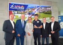 Wolfgang Übl von der Veranstalteragentur, Klaus Schneeberger, Bürgermeister der Statutarstadt Wiener Neustadt, Landeshauptfrau Mikl-Leitner, Martin Šonka, Red Bull Air Race Master Class Pilot, Erich Wolf, General Manager der Red Bull Air Race GmbH und Peter Madlberger, Mediacontacta (v.l.n.r.)