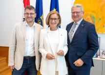 Landeshauptfrau Johanna Mikl-Leitner, (li.) Johannes Neubert und (re.) Hermann Dikowitsch, Leiter Abt. Kunst und Kultur Land NÖ.