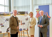 Großschönau vertritt Niederösterreich beim Europäischen Dorferneuerungspreis (von links): Bürgermeister Martin Bruckner, Landeshauptfrau Johanna Mikl-Leitner und Landeshauptmann a. D. Erwin Pröll.