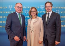 LH-Stellvertreter Stephan Pernkopf, Landeshauptfrau Johanna Mikl-Leitner und Johannes Schmuckenschlager, Präsident der Landwirtschaftskammer Niederösterreich, nach der Pressekonferenz zum Bauernhofpaket 2020 (v.l.n.r.).