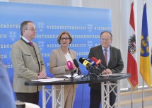 Informierten im Rahmen einer Pressekonferenz über die „Neue Initiative für mehr heimische Lebensmittel auf unseren Tellern“: LH-Stellvertreter Stephan Pernkopf, Landeshauptfrau Johanna Mikl-Leitner und Hermann Schultes, Präsident der Landwirtschaftskammer Niederösterreich (v.l.n.r.)