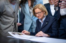 Am Rande der Ausstellungseröffnung konnte Landeshauptfrau Johanna Mikl-Leitner einen Blick auf das künftige Projekt „Chalets auf Schloss Hof“ werfen.