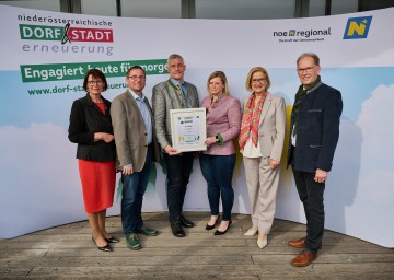 v.l.n.r.: Verleihung Projektwettbewerb am 29. März 2022 durch Landeshauptfrau Johanna Mikl-Leitner mit Maria Forstner (Obfrau NÖ Dorf- und Stadterneuerung), Martin Zauner (Obmann Dorferneuerungsverein Artstetten), Bürgermeister Karl Höfer (Gemeinde Artstetten), Claudia Winter (Obfrau des Vereins "Unser Dorfladen"), Vize-Bürgermeister Franz Lumesberger-Hintersteiner (Gemeinde Artstetten) © NÖ.Regional