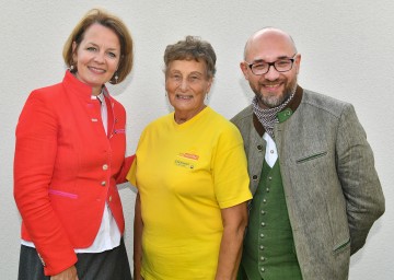 Sozial-Landesrätin Christiane Teschl-Hofmeister, Ehrenamtliche Irene Belohuby und Direktor Walter Freinberger im Pflege- und Betreuungszentrum Herzogenburg