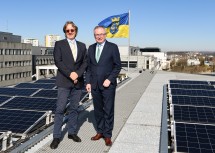 Thomas Knoll (links) und Stephan Pernkopf machten sich von den Photovoltaik-Anlagen am Landhaus ein Bild.