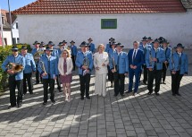 Landeshauptfrau Johanna Mikl-Leitner, Bürgermeisterin Sonja Platzer und der Abgeordnete zum NÖ Landtag Manfred Schulz mit der Trachtenkapelle Großharras, die das 70-Jahr-Jubiläum der Firma Leitner musikalisch begleiteten.