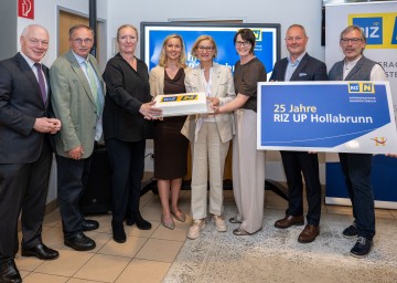 25 Jahre RIZ UP Hollabrunn: v.l.n.r. ecoplus Geschäftsführer Helmut Miernicki, Landtagsabgeordneter Richard Hogl, RIZ UP-Geschäftsführerin Petra Patzelt, RIZ UP-Kundin Klara Dimmel (eFriends Energy GmbH), Landeshauptfrau Johanna Mikl-Leitner sowie die RIP UP-Kunden Sonja Suppinger (Heilmasseurin, gewerbliche Masseurin), Georg Leeb (Stone4you e.U.) und Rainer Wunderl (Wunderl ZT GmbH).