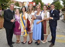 Bürgermeister und Landtagsabgeordneter Christoph Kainz, Landeshauptfrau Johanna Mikl-Leitner und Bürgermeister Alexander Legler aus der deutschen Partnergemeinde Alzenau-Hörstein (Bayern) mit den Hoheiten aus Niederösterreich und Bayern (v.l.n.r.)