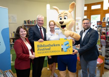 (v.l.n.r.) Kathrin Hömstreit (GF Treffpunkt Bibliothek), Landesrat Anton Kasser, Kati Bellowitsch mit Fito Fit und Erwin Zeiler (GF „Tut gut!“).