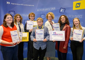 72. NÖ Jugendredewettbewerb: Emma Gruber (1. Platz Klassische Rede Polytechnische Schulen), Sophie Holzschuh (1. Platz Klassische Rede Höhere Schule), Raphael Enderlin (1. Platz Spontanrede), Alexander Zierhofer (1. Platz Klassische Rede 8. Schulstufe), Jugend-Landesrätin Christiane Teschl-Hofmeister, Emma Nährer (1. Platz Sprachrohr Höhere Schule) und Anna Hubmayr (1. Platz Klassische Rede Mittlere Schule)