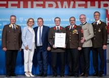 140-jähriges Bestehen feierte die Freiwillige Feuerwehr Lanzenkirchen (v.l.n.r.): Landesfeuerwehrkommandant Dietmar Fahrafellner, Landeshauptfrau Johanna Mikl-Leitner, Bürgermeister Bernhard Karnthaler, Kommandant Franz Geyer und sein Stellvertreter Georg Kratochvil, LH-Stellvertreter Stephan Pernkopf und stv. NÖ Feuerwehrkommandant Martin Boyer.