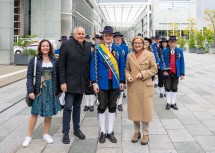 Landeshauptfrau Johanna Mikl-Leitner und Bürgermeister Erich Hofer mit dem Musikverein Auersthal und einer Vertreterin der Engersdorfer Dirndl Drahra.