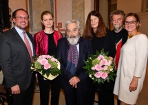 Bundesminister Alexander Schallenberg, Tochter Clara, Jubilar Arnulf Rainer, Ehefrau Hannelore, Ausstellungskurator Helmut Friedel und Landeshauptfrau Johanna Mikl-Leitner (v.l.n.r.)