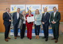Landeshauptfrau Johanna Mikl-Leitner (Mitte), Dachverband-Obmann Ronald Söllner (li. außen), NÖ LGA Vorstand Konrad Kogler und ÖGK Generaldirektor Bernhard Wurzer (re. Außen) übergeben die Urkunde zur Rezertifizierung an die Vertreterinnen und Vertreter des LK Melk.