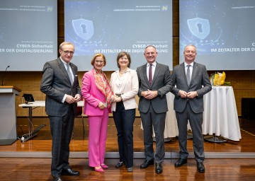 Konferenz alle IT-Koordinatorinnen und IT-Koordinatoren im NÖ Feuerwehr- und Sicherheitszentrum in Tulln. Im Bild von links nach rechts: Landesamtsdirektor Werner Trock, Landeshauptfrau Johanna Mikl-Leitner, IT-Abteilungsleiterin Petra Stummer, Bundesminister Gerhard Karner und Landesamtsdirektor-Stellvertreter Gerhard Dafert (v.l.n.r.)