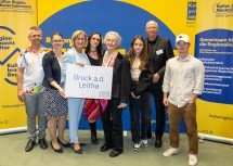 Landeshauptfrau Johanna Mikl-Leitner (Mitte), Andreas Kuba (li. außen) und Harald Knabl (2. Reihe, re. außen) mit teilnehmenden Künstlerinnen und Künstlern der „Tage der Offenen Ateliers“ aus Bruck a.d. Leitha.