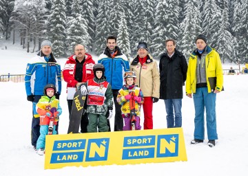 Schirmherr Toni Pfeffer, Franz Heher (Skischule), LH-Stellvertreter Udo Landbauer, der Präsident des NÖ Skiverbandes Wolfgang Labenbacher, Landtagsabgeordneter Reinhard Teufel und Hans Fohler (Skischule).
