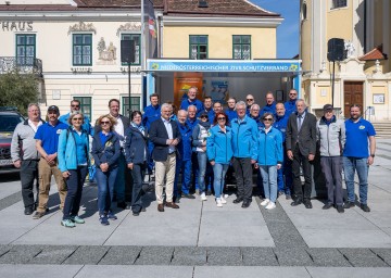 Landesrat Martin Antauer (9. von links) und NÖ-Zivilschutzverband-Präsident Christoph Kainz ( 10. von rechts) mit den Teams von Zivilschutzverband und "Füreinander Niederösterreich" in Laxenburg.  