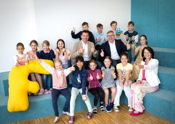 Im Bild: Kinder in der Bücherei, Bürgermeister David Berl, Landesrat Ludwig Schleritzko, Ursula Liebmann (GF Treffpunkt Bibliothek)