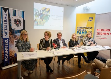 Pressekonferenz zum „Girls Day 2024“ in der Firma Schinnerl Metallbau in Tulln. Am Podium Dorit Ausserer, Industriellenvereinigung NÖ, Landesrätin Christiane Teschl-Hofmeister, Wolfgang Ecker, Präsident der Wirtschaftskammer NÖ, Karmen Frena, stellvertretende Landesgeschäftsführerin des AMS NÖ, und Michaela Roither, Geschäftsführerin der Industriellenvereinigung NÖ (v.l.n.r.).