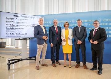 Im Bild von links nach rechts: Sozialrechtsexperte Wolfgang Mazal, LH-Stellvertreter Franz Schnabl, Landeshauptfrau Johanna Mikl-Leitner, Landesrat Gottfried Waldhäusl und Landesrat Ludwig Schleritzko.