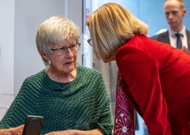 Landeshauptfrau Johanna Mikl-Leitner im Gespräch mit einer Teilnehmerin der 12. NÖ Selbsthilfe Landeskonferenz in St. Pölten.
