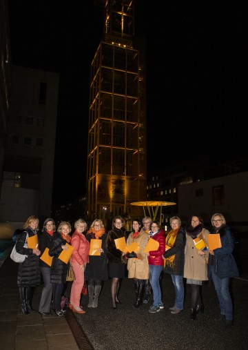 Frauen-Landesrätin Christiane Teschl-Hofmeister mit Vertreterinnen der Soroptimistinnen St. Pölten Allegria vor dem orange gefärbten Klangturm in St. Pölten