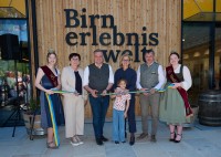 Neue Birnerlebniswelt im Tierpark Haag eröffnet und Mostkönigin Anna I. gekrönt