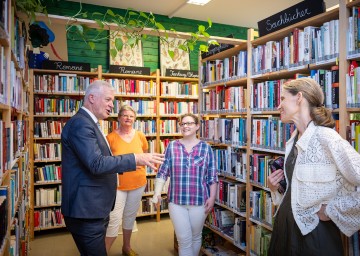 Landesrat Anton Kasser im Gespräch mit Bibliothekarinnen.
