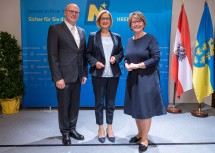 Amtsübergabe an der BH Krems: Landeshauptfrau Johanna Mikl-Leitner mit dem neuen Bezirkshauptmann Günter Stöger und seiner Vorgängerin Elfriede Mayerhofer