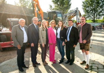 Die Wasserbauabteilung beim Amt der NÖ Landesregierung hat zur Feierstunde "100 Jahre Flussbauhof Plosdorf" eingeladen. Im Bild: Landeshauptfrau Johanna Mikl-Leitner, LH-Stellvertreter Stephan Pernkopf (2. von links), Abteilungsleiter Nobert Knopf (2. von rechts), Bürgermeister Johann Hell (links) und Mitarbeiterinnen und Mitarbeiter von Flussbauhof Plosdorf und Wasserbauabteilung    