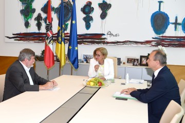 Landeshauptfrau Johanna Mikl-Leitner (m.) mit Konrad Kogler (Vorstand der Landesgesundheitsagentur, r.) und Peter Maschat (Vorsitzender des Zentralbetriebsrates, l.): Bonus für Mitarbeiterinnen und Mitarbeiter im NÖ Gesundheitswesen.
