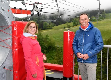 Landeshauptfrau Johanna Mikl-Leitner und ecoplus Aufsichtsratsvorsitzender Jochen Danninger bei den Annaberger Liften auf der Zipline Lande-Plattform. 