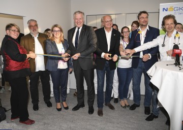 Eröffnung des Primärversorgungszentrums in Schwechat: Bürgermeister Karin Baier, Christoph Reisner, Präsident der NÖ Ärztekammer, Landesrätin Ulrike Königsberger-Ludwig, Landesrat Martin Eichtinger, Jan Pazourek, Generaldirektor der NÖ Gebietskrankenkasse, und die Allgemeinmediziner Karoline Rieck, Robert Grubmüller und Martin Ruttner (v.l.n.r.).