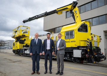 LH-Stellvertreter Udo Landbauer (Mitte) begrüßte gemeinsam mit den NÖVOG Geschäftsführern Michael Hasenöhrl und Wolfgang Schroll das neue Infrastruktur-Fahrzeug in St. Pölten.