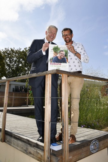 Buchtipp: Balkone und Terrasse naturnah gestalten. Landesrat Martin Eichtinger und Biogärtner Karl Ploberger (v.l.n.r.) 