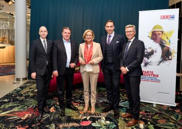 Beim „NÖ Industrietag 2023“ in den Räumlichkeiten der Firma Blaha in Korneuburg: IHS-Direktor Holger Bonin, der Präsident der Wirtschaftskammer Niederösterreich Wolfgang Ecker, Landeshauptfrau Johanna Mikl-Leitner, Zukunftsforscher Sven Gabor Jaszky und der Obmann der Sparte Industrie in der Wirtschaftskammer, Helmut Schwarzl.