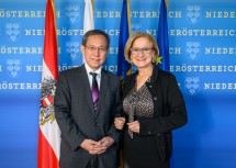 Landeshauptfrau Johanna Mikl-Leitner mit dem japanischen Botschafter Ryuta Mizuuchi.