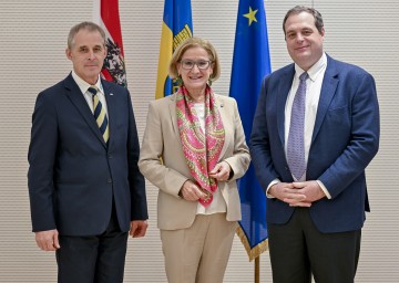 Andreas Pauschitz (AC²T), Landeshauptfrau Johanna Mikl-Leitner und Robert Wagner (Danube Private University) 
