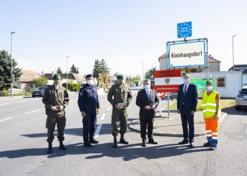 An 9 Grenzübergängen zu Tschechien und der Slowakei hat der NÖ Landesstraßendienst in den letzten Wochen einen Assistenzeinsatz geleistet. Mit Freitag, 8. Mai, übergibt der Straßendienst nun seine Aufgaben an das Bundesheer.