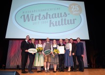 „Aufsteiger des Jahres 2019": NÖ Wirtshauskultur-Obmann Harald Pollak, Landesrätin Petra Bohuslav, Anna Bachler, Stefan Hofer, Maria und Johann Bachler, Landeshauptfrau Johanna Mikl-Leitner, Andreas Purt (Mostviertel Tourismus) und Christoph Madl, Geschäftsführer der NÖ Werbung (v.l.n.r.)