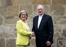 Landeshauptfrau Johanna Mikl-Leitner und Bischof Alois Schwarz vor der Apsisfassade, der sich die erste Etappe der Renovierung widmet.