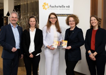 (v.l.n.r.): Landtagspräsident Karl Wilfing, Abteilungsleiterin Suchtprävention Angela Riegler-Mandic, NÖ Fachstelle Geschäftsführerin Ursula Hörhan, Jugend-Landesrätin Christiane Teschl-Hofmeister und Abteilungsleiterin Sexualpädagogik Verena Krall. 