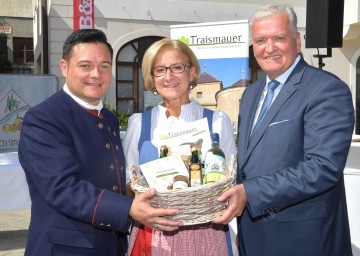 "60 Jahre Stadtgemeinde Traismauer: Bürgermeister Herbert Pfeffer, Landeshauptfrau Johanna Mikl-Leitner und Landeshauptfrau-Stellvertreter Franz Schnabl.