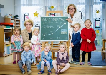 Landeshauptfrau Johanna Mikl-Leitner und Landesrätin Christiane Teschl-Hofmeister: Niederösterreich ist bei der Besuchsquote der 2-Jährigen mit 82,1 Prozent Nummer 1 im Bundesländervergleich.