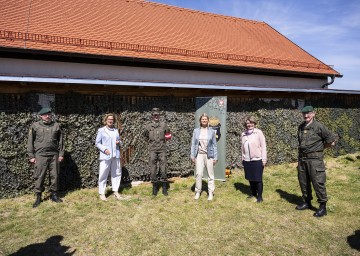 NÖ Militärkommandant Brigadier Martin Jawurek, Landeshauptfrau Johanna Mikl-Leitner, Kommandantin der Jägerkompanie Tulln Hauptmann Anna Kaiser, Verteidigungsministerin Klaudia Tanner, Bezirkshauptfrau Elfriede Mayrhofer und Kommandant der 3. Jägerbrigade Brigadier Christian Habersatter (v.l.n.r.)