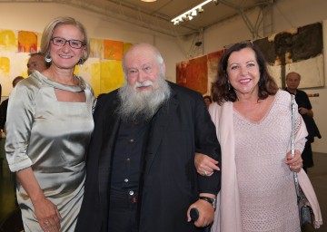 Landeshauptfrau Johanna Mikl Leitner, Hermann und Rita Nitsch bei der Eröffnung der Ausstellung "Hermann Nitsch - Leben und Werk" in Mistelbach (v.l.n.r.)